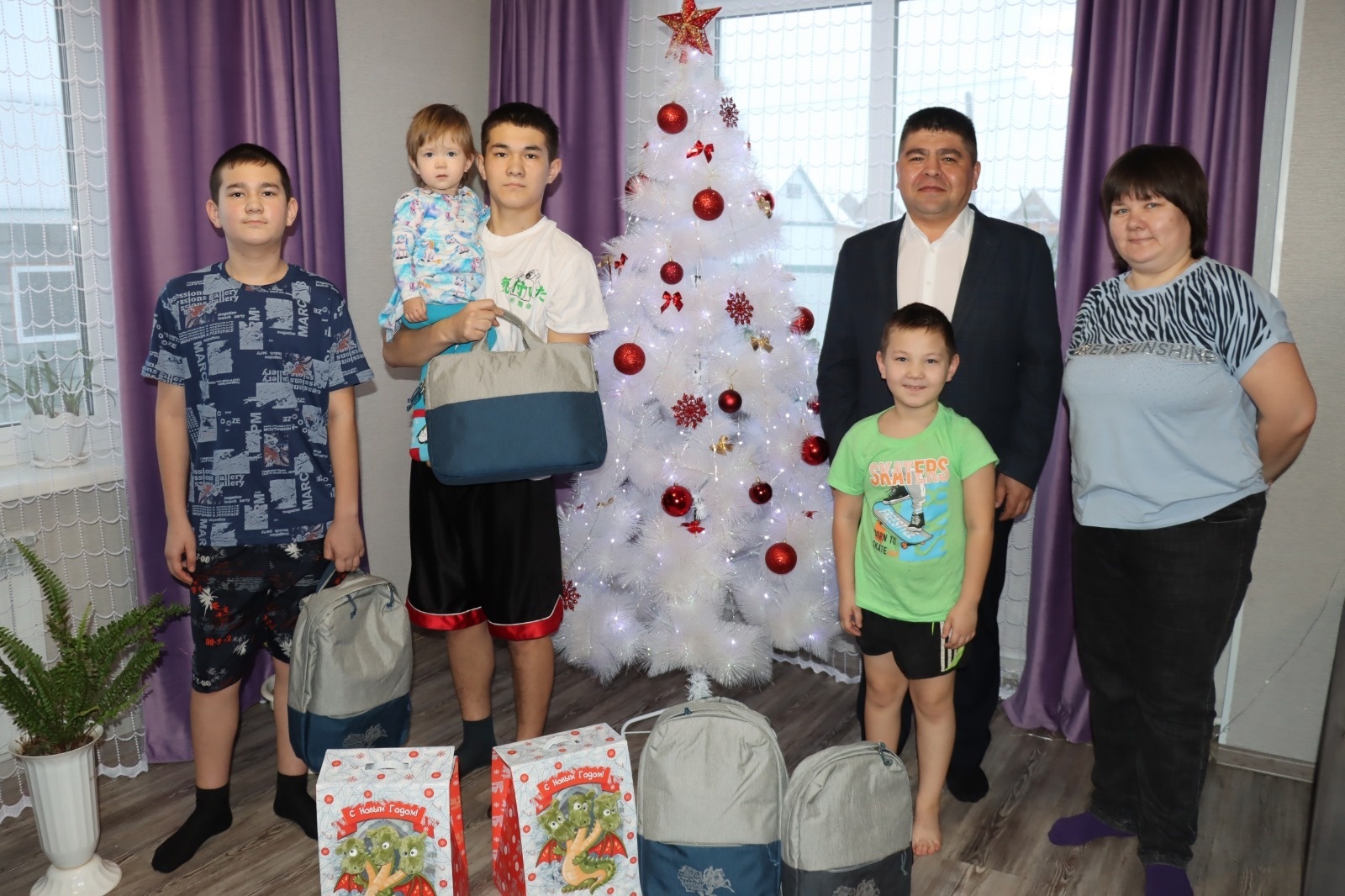 Глава администрации Хайбуллинского района Рустам Шарипов поздравил с наступающим Новым годом детей из семей участников СВО