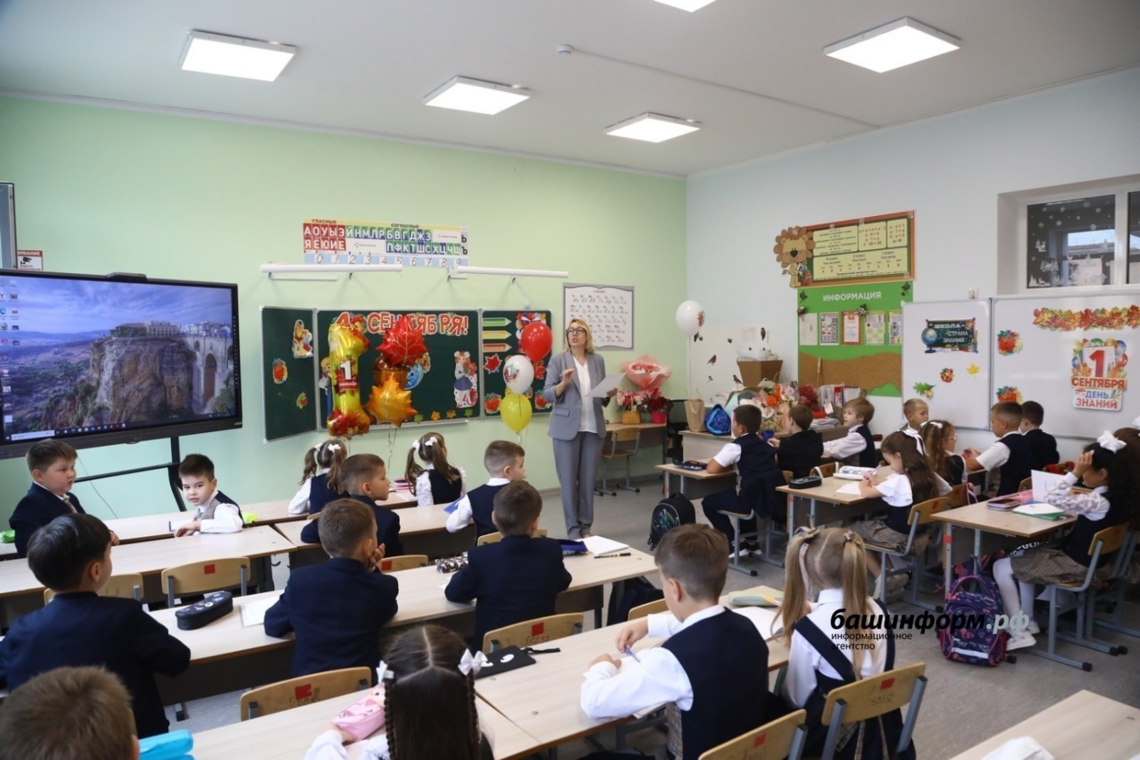 В школах России в ноябре школьные звонки заменят на патриотические песни