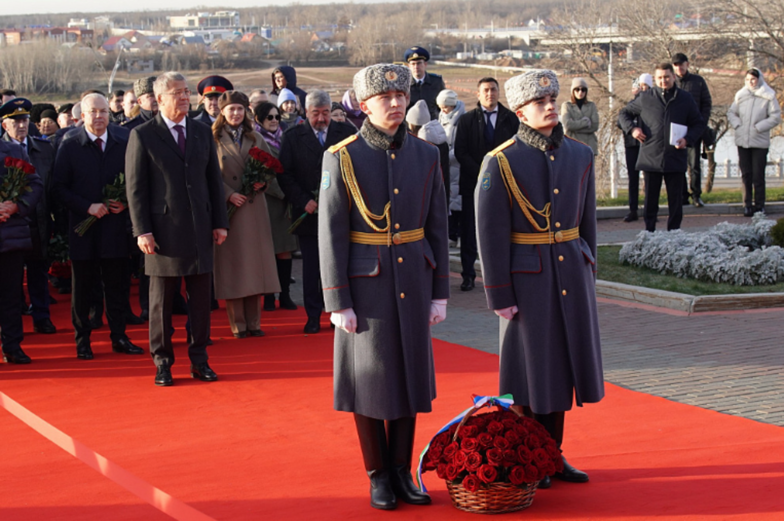 Радий Хабиров возложил цветы к Монументу Дружбы в Уфе