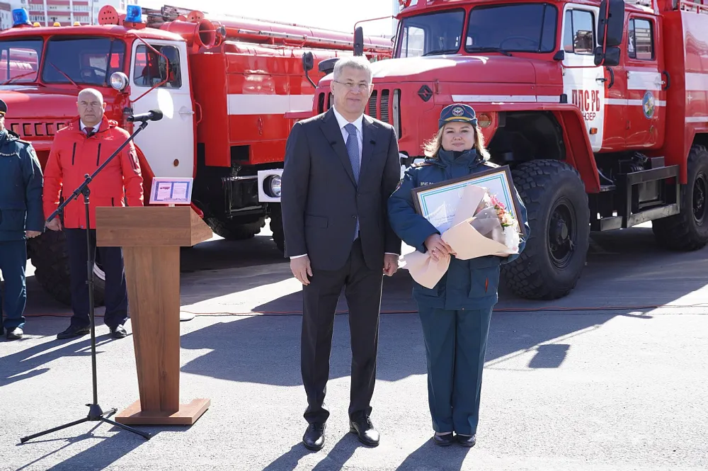 Пожарные Башкирии в профессиональный праздник получили новую технику
