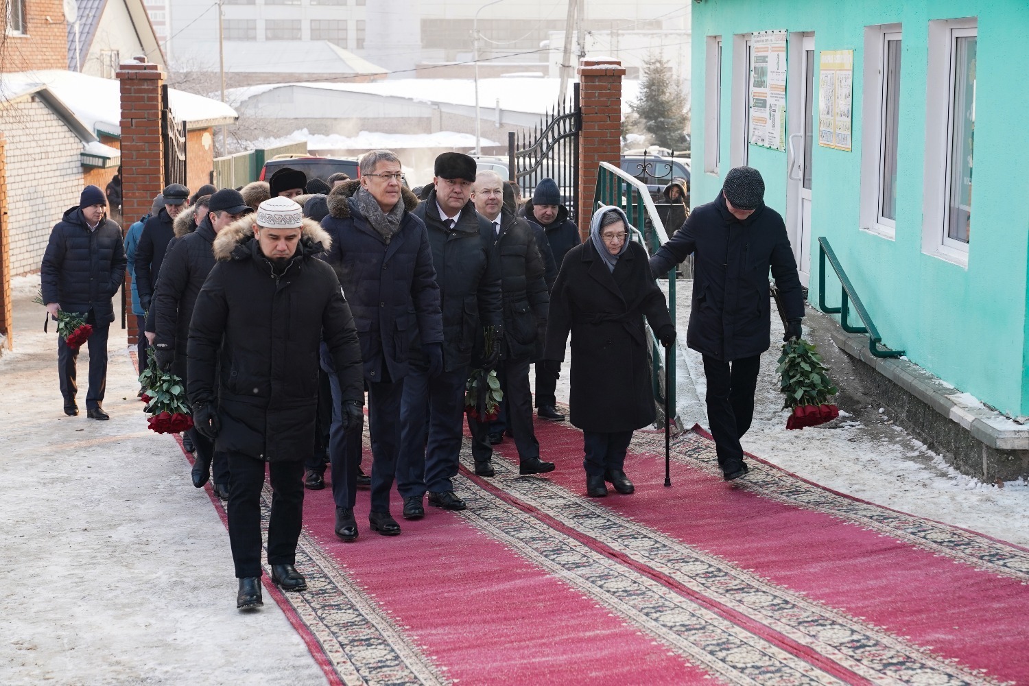 Радий Хабиров возложил цветы на могилу Муртазы Рахимова и рассказал о сохранении памяти о нем