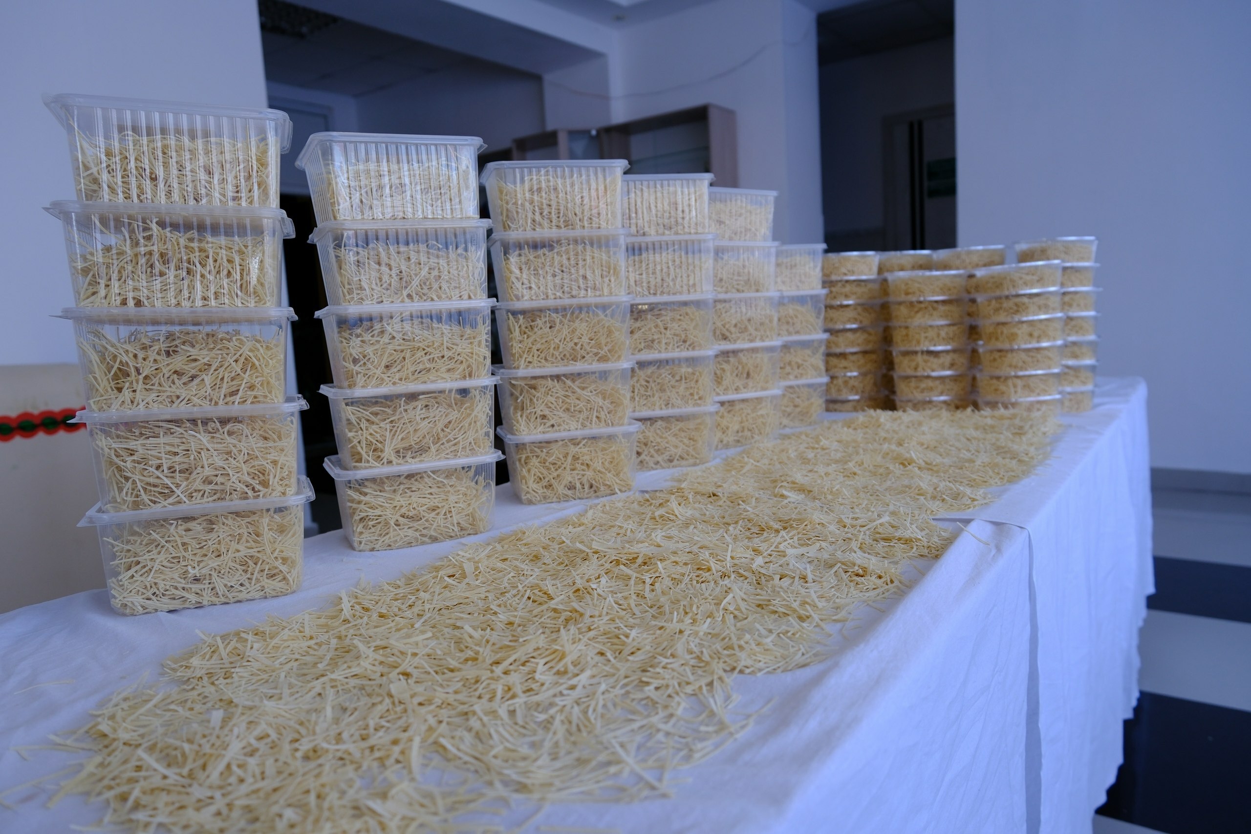 Не просто лапша и чай. Это посылка из дома.