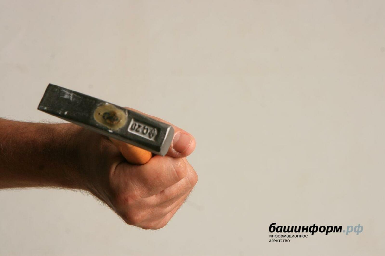 В Башкирии воспитанник приюта ударил охранника молотком и угнал машину