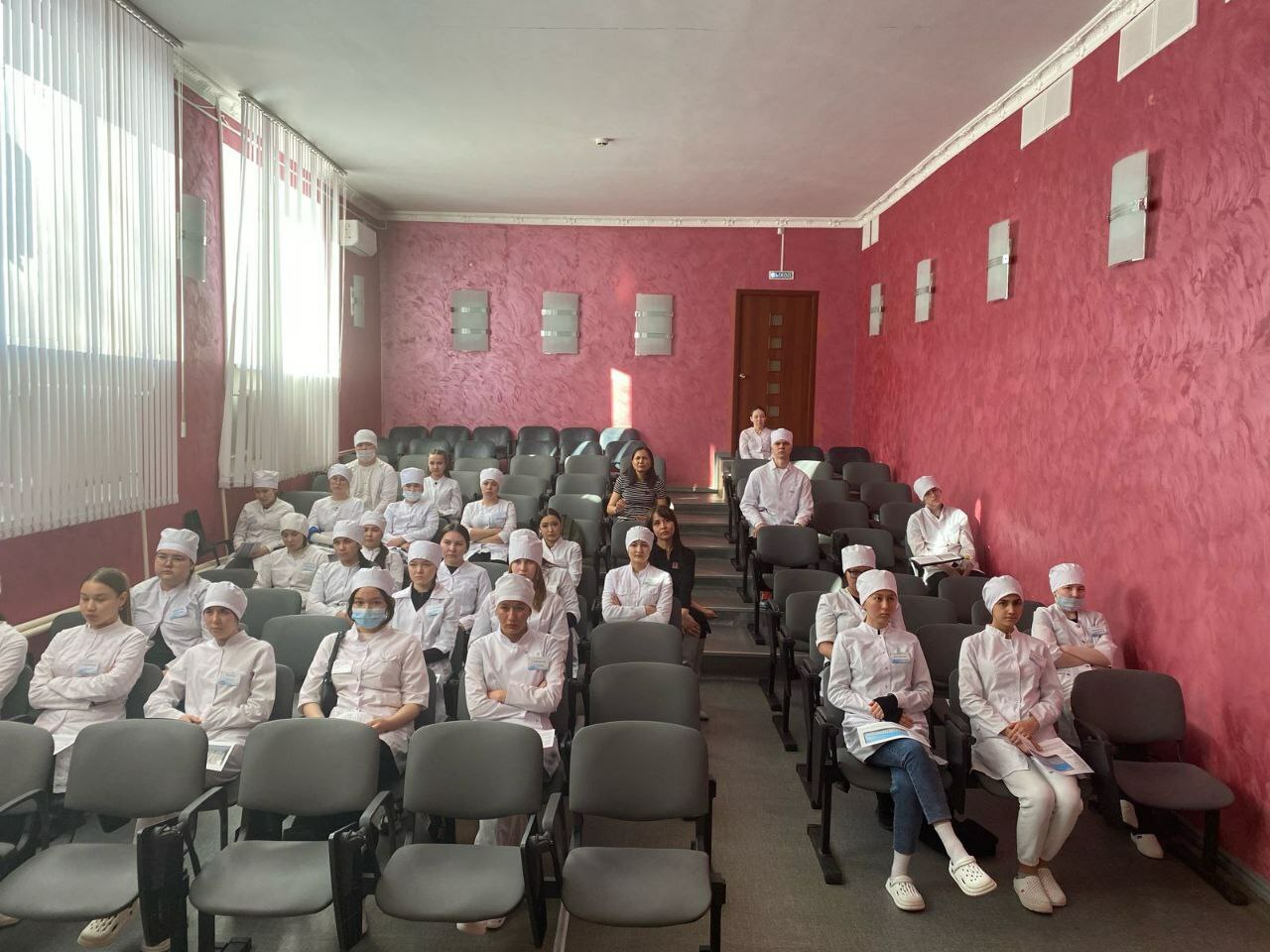 Глава администрации Хайбуллинского района Рустам Шарипов встретился со студентами Сибайского медицинского колледжа