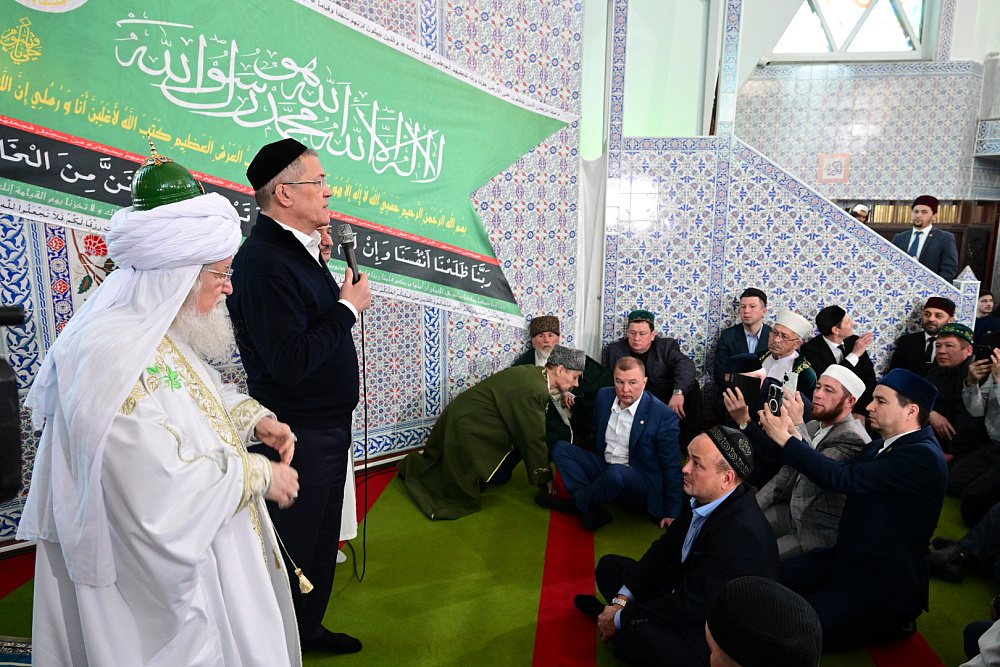 Радий Хабиров принял участие в коллективном намазе в честь Ураза-байрам