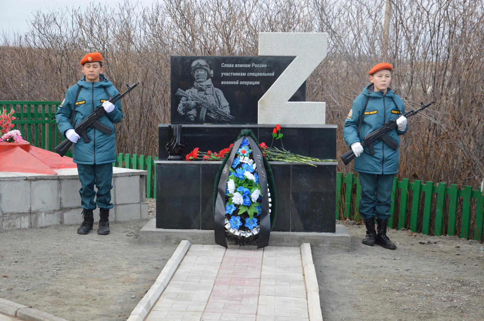 В Фёдоровке открыли обелиск героям СВО и встретились волонтёры