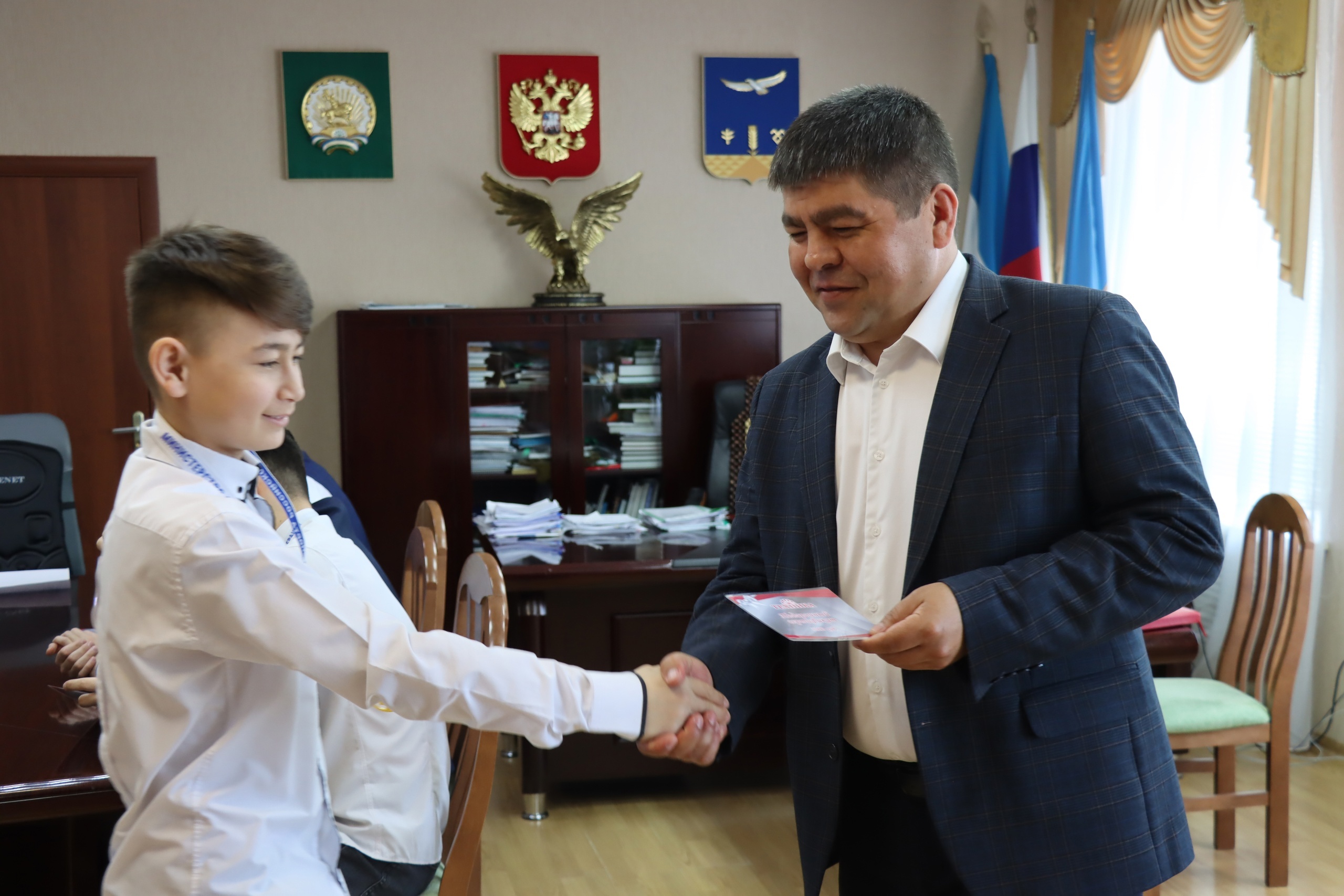 Глава Администрации Хайбуллинского района Рустам Шарипов встретился с районной командой по лапте, вернувшейся с победой