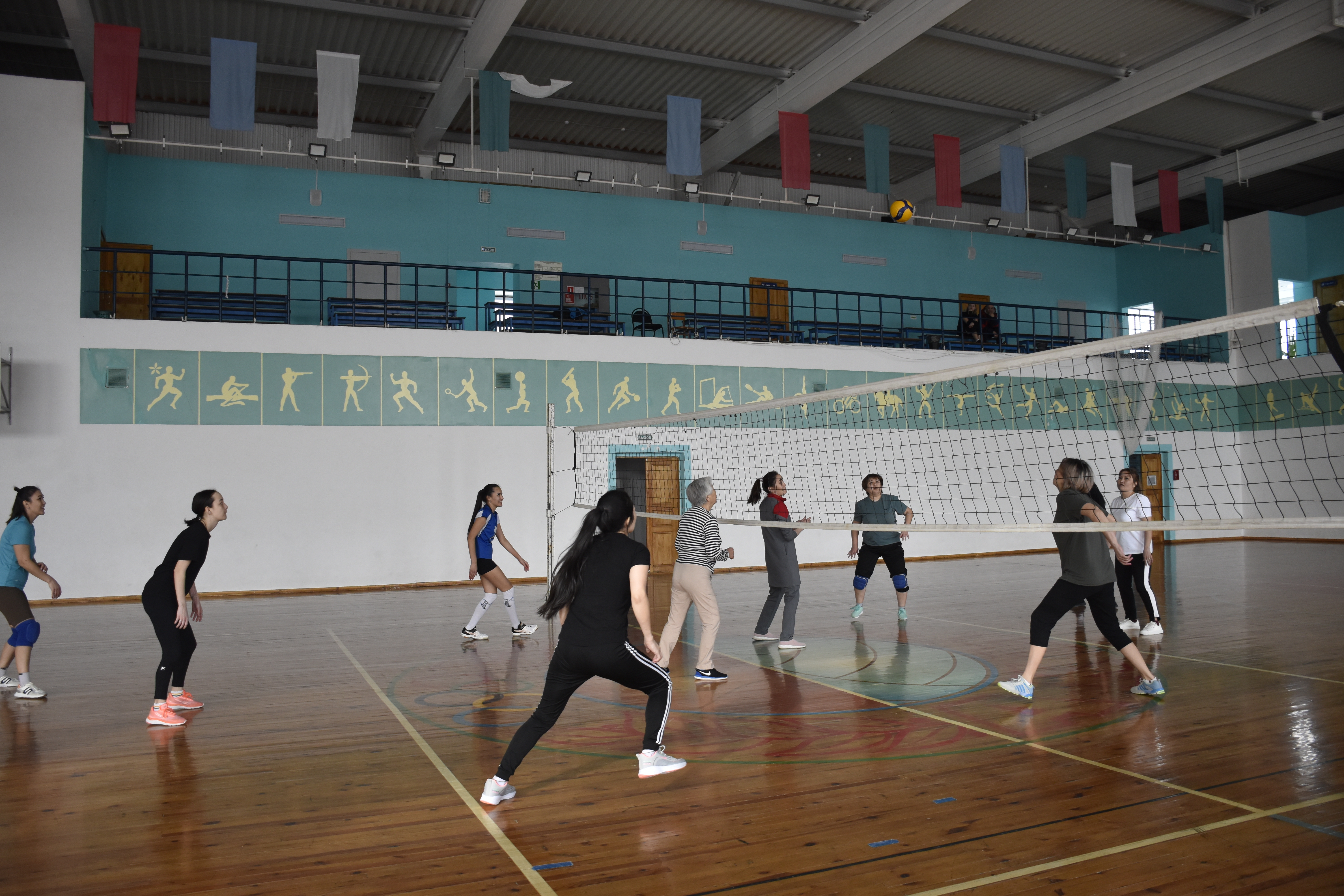 Хайбуллинские женщины играют в волейбол
