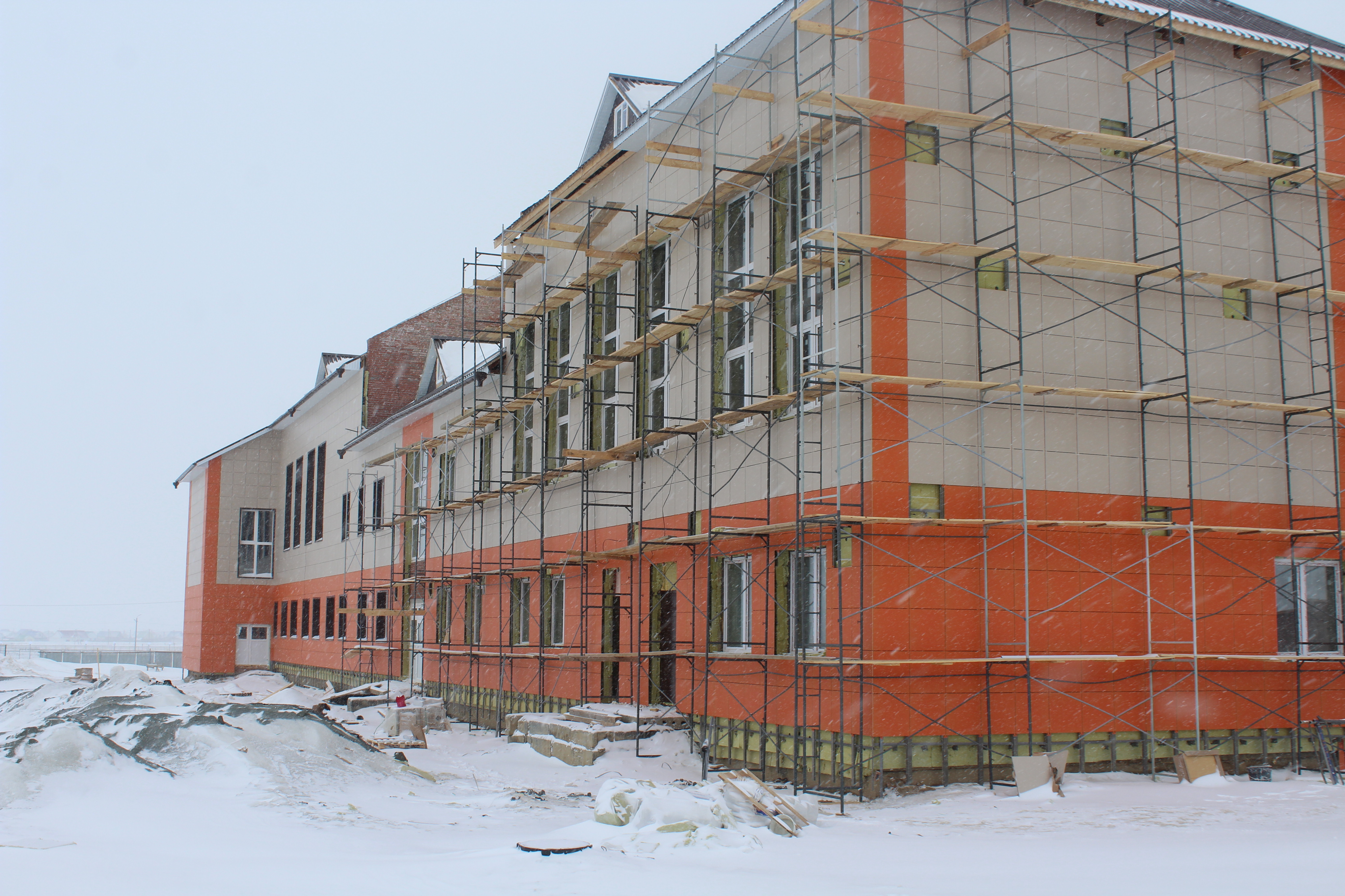 В Акъяре продолжается строительство школы на 550 мест с интернатом на 140 мест