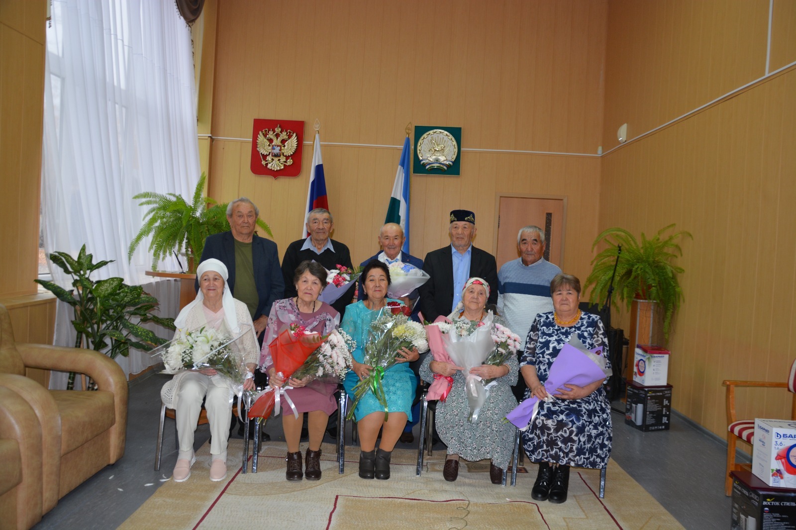 Вместе рука об руку по жизни идут