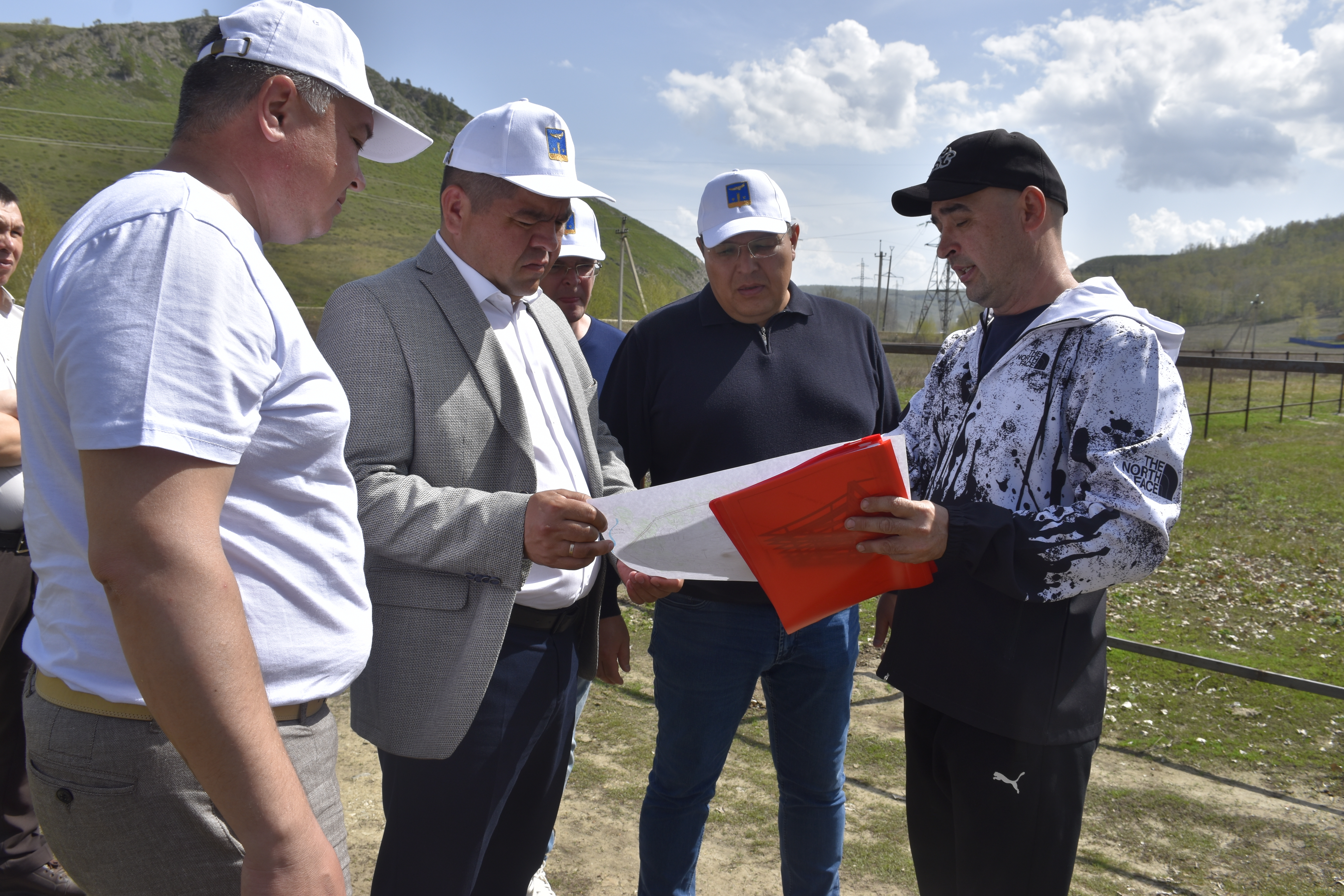 В Хайбуллинском районе с рабочим визитом побывал министр предпринимательства и туризма республики Рустем Афзалов
