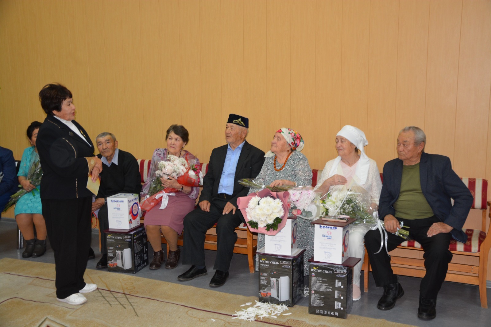 Вместе рука об руку по жизни идут