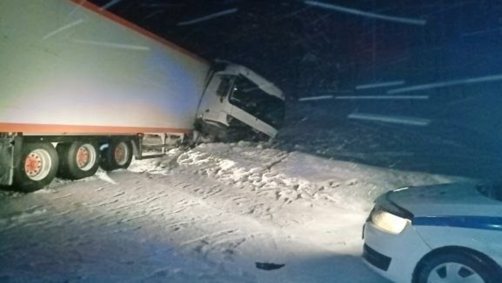 В лобовом столкновении грузовика и кроссовера в Башкирии погибли двое